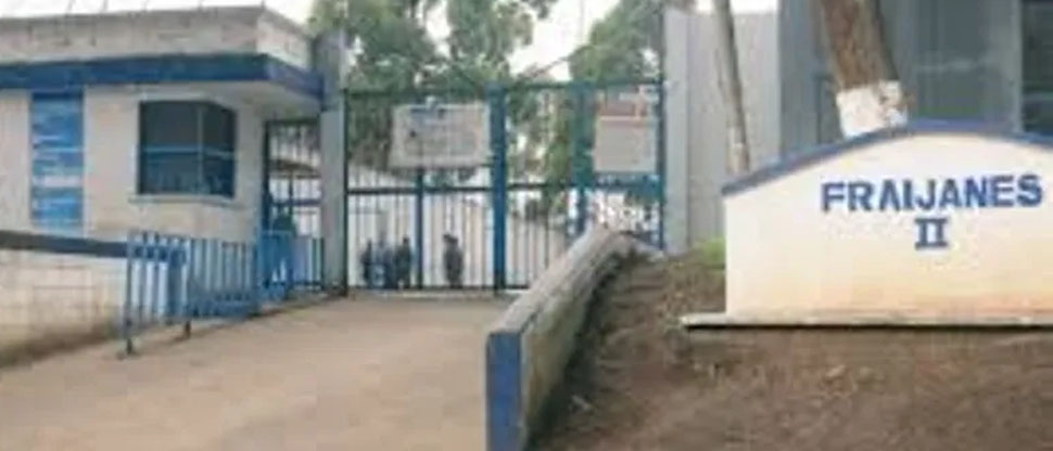 Arrestan a exdirector de cárcel de donde se escaparon 20 mareros por permitir fiestas VIP