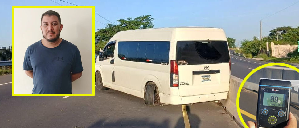 Sacan de las calles a motorista de microbús que chocó contra separador de carril en carretera Litoral