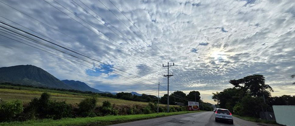 Usulutecos viralizan foto del cielo con nubes “petateadas” esta mañana