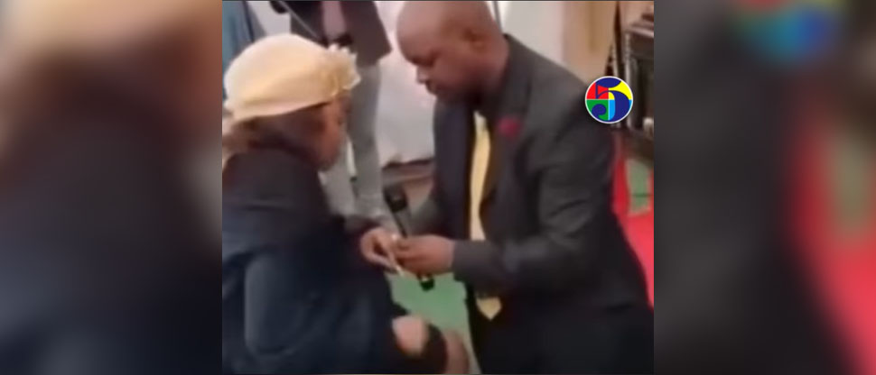 Sin tiempo que perder: pastor evangélico le pide matrimonio a viuda en el funeral de su esposo