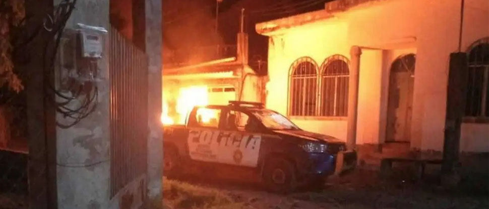 Habitantes de Escuintla, Guatemala, dañan juzgado y queman patrulla intentando linchar a ladrones