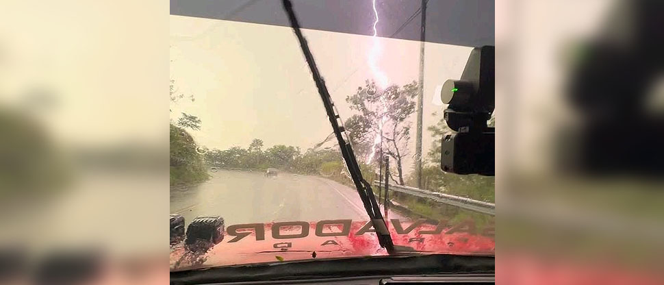 Salvadoreño capta impresionante rayo que cayó sobre un árbol