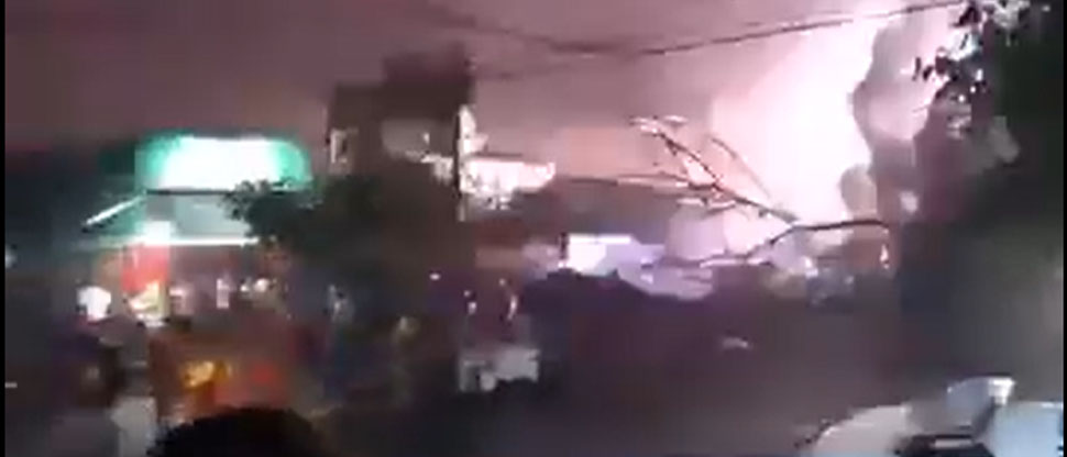 Este es el momento cuando rayo cae sobre el parque de Jiquilisco derribando un árbol