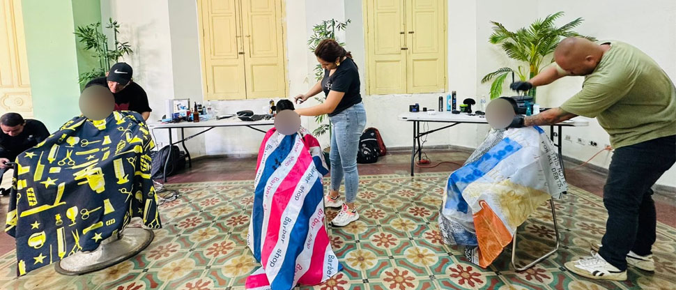 Alcaldía de La Libertad Sur regala cortes de cabello a estudiantes