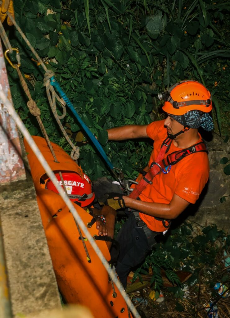 Realizan exitoso rescate de persona que cayó a un tragante en Ciudad Delgado
