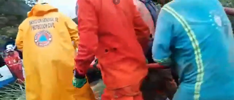 Captan el instante preciso del rescate de operador de maquinaria que cayó en barranco