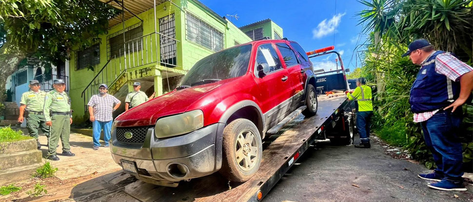 Retiran vehículos en estado de abandono de las calles de Santa Tecla