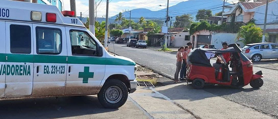 Dos lesionados deja accidente de mototaxi en Santa Ana