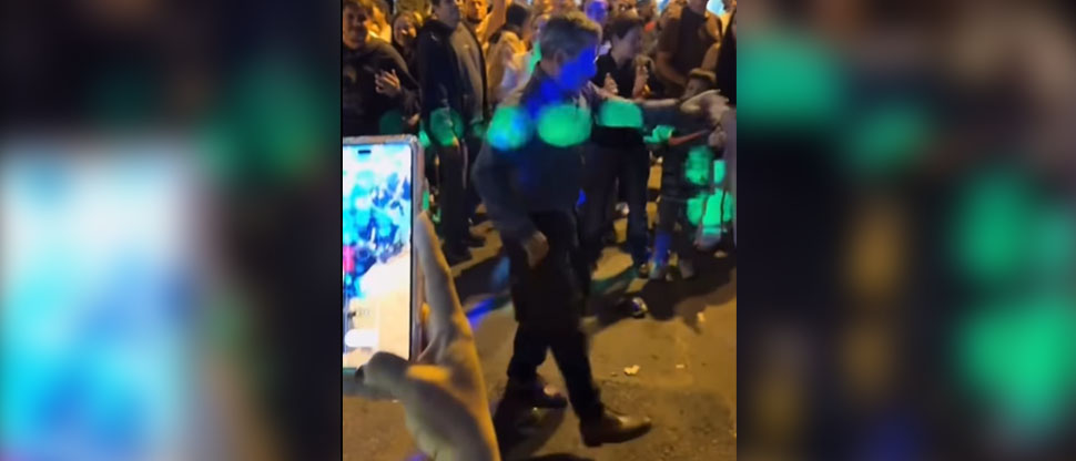 Viralizan video de señor sacando “los pasos prohibidos” en carnaval
