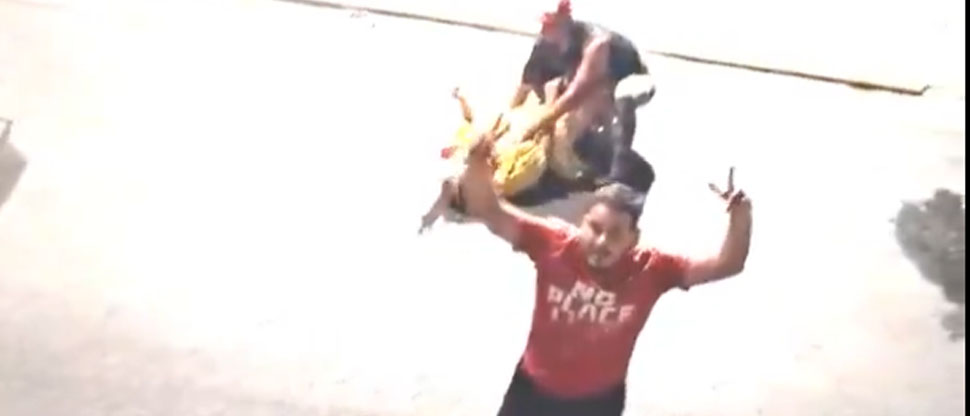 Denuncian a sujeto grabado rifando el barrio tras golpear a una mujer en Ahuachapán