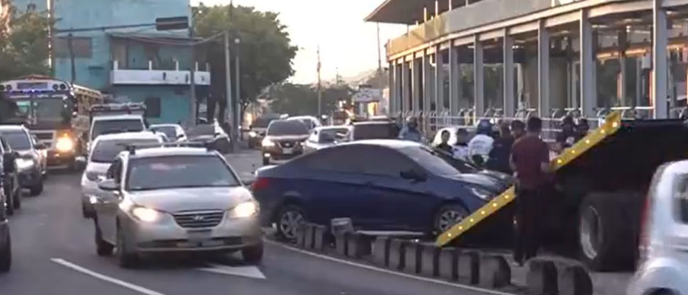 Carro varado frente al parque Centenario provoca fuerte embotellamiento en la Alameda Juan Pablo II