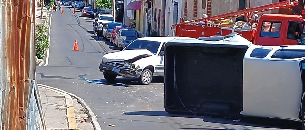 Pick up vuelca tras fuerte choque con carro particular en el distrito de Zacatecoluca 