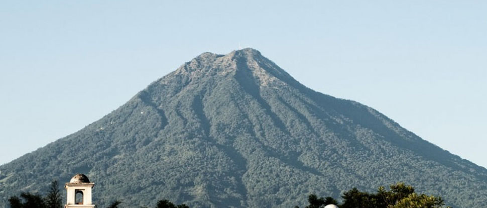 Confirman la aparición de grietas en el volcán de Agua, cerca de Antigua Guatemala