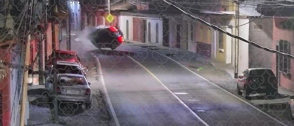 Este es el momento cuando carro fuera de control vuelca en la turística Antigua Guatemala