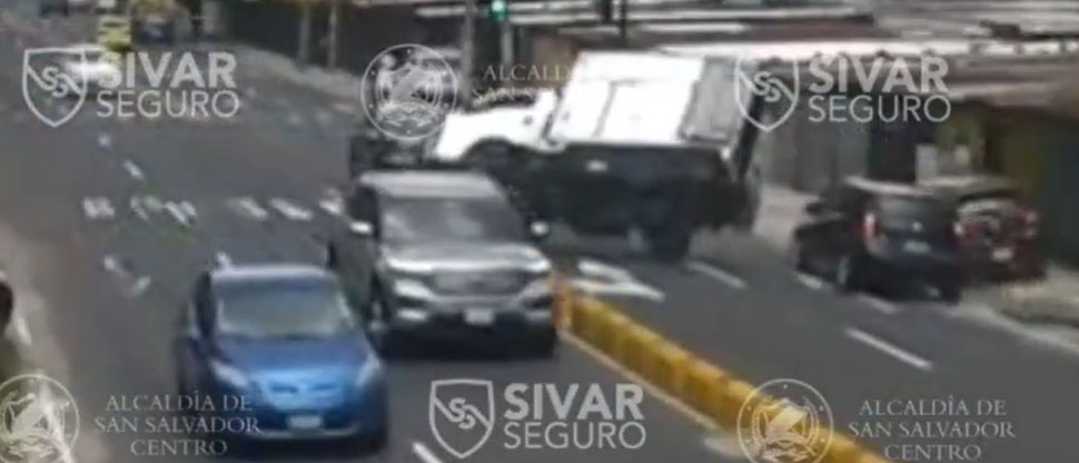 Este es el momento cuando camión a excesiva velocidad vuelca en la avenida Las Amapolas 