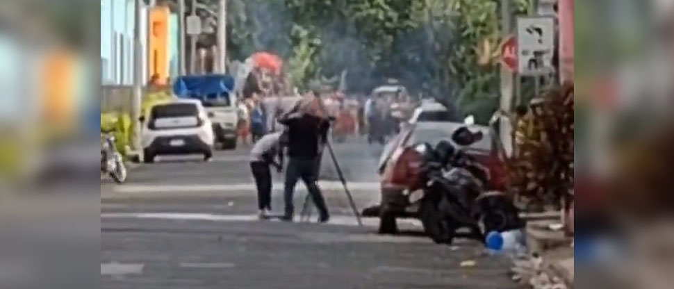 Enjambre de abejas desata caos durante desfile de correo en Chalchuapa
