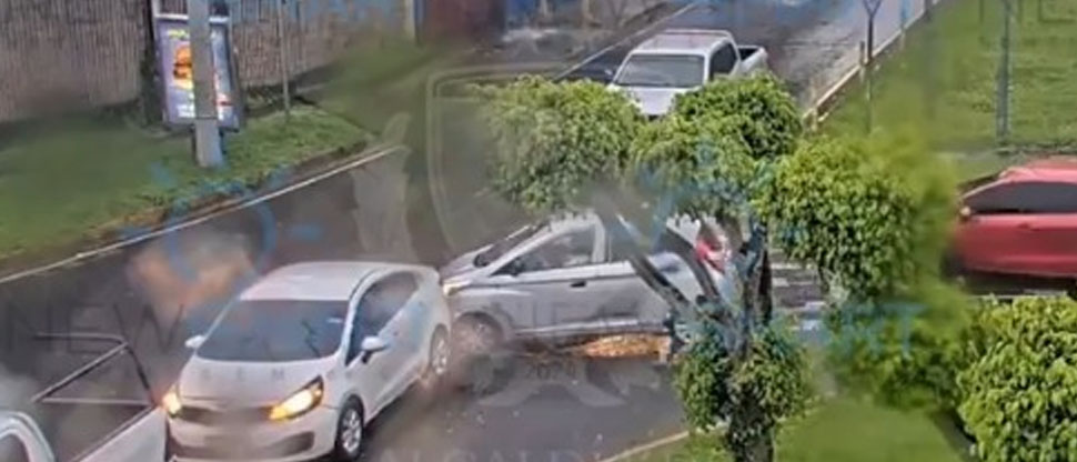 Conductor distraído provoca accidente de Santa Tecla