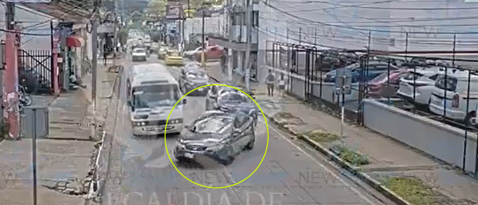 Conductor realiza giro imprudente y choca contra microbús en Santa Tecla