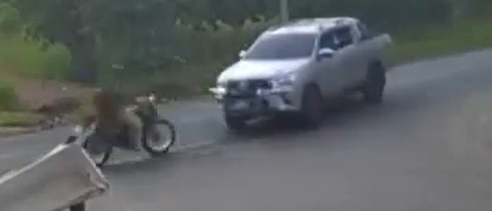 Conductor calcula mal su maniobra y provoca fuerte choque en San Miguel