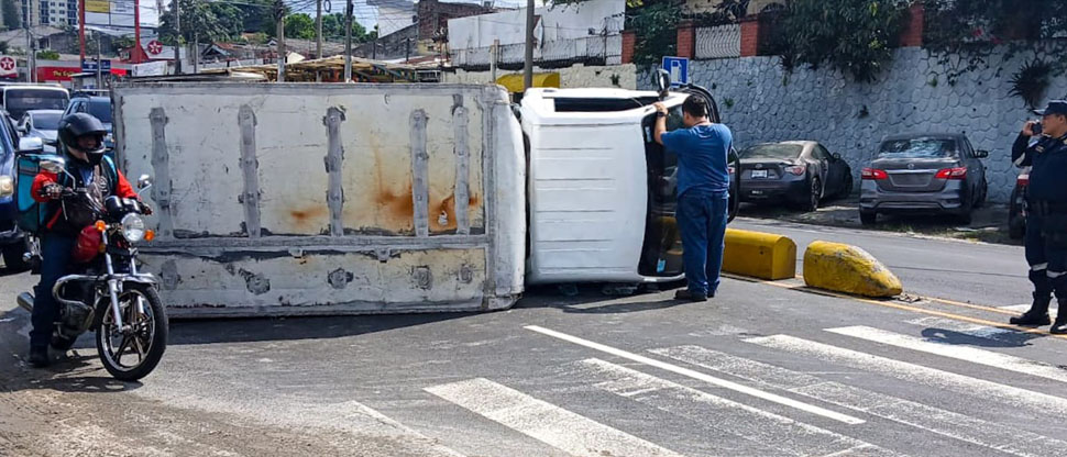 Cuatro personas resultan lesionadas tras volcar camión en avenida Las Amapolas