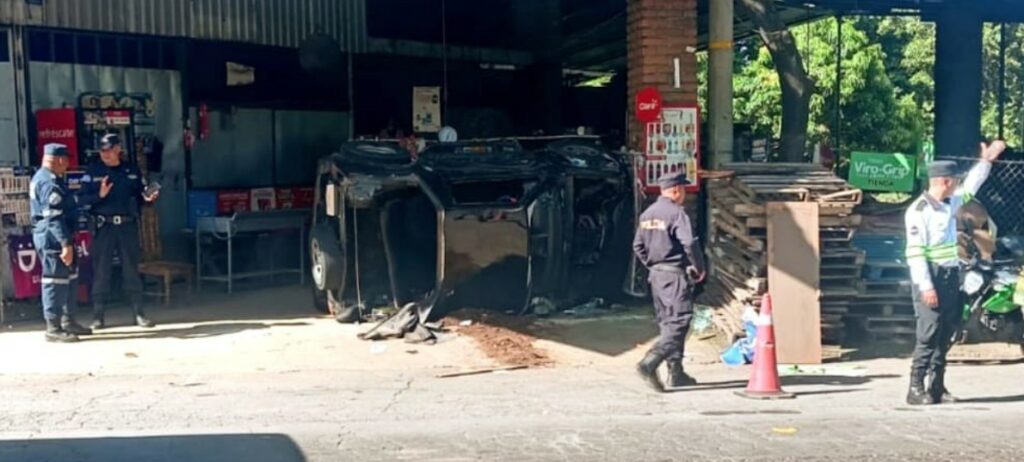 Vehículo vuelca tras intentar sobrepasar a una rastra en San Miguel