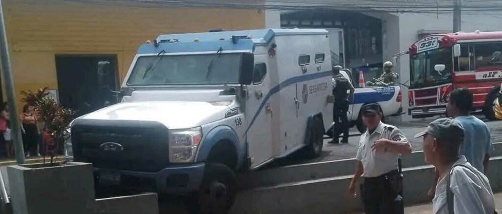 Automóvil blindado se accidenta en parque de Sonsonate