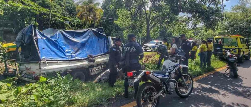 Conductor de furgón saca de la carretera a camioncito en Santa Ana