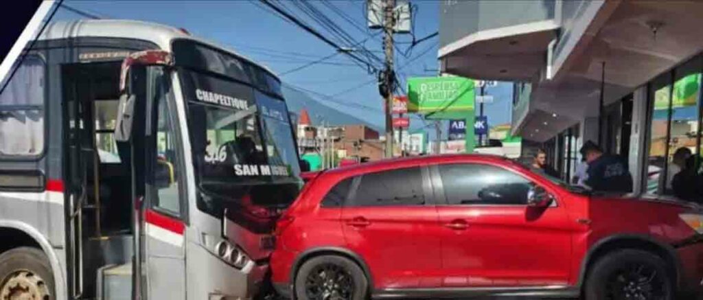 Busero de la ruta 316 impacta contra automóvil estacionado en San Miguel