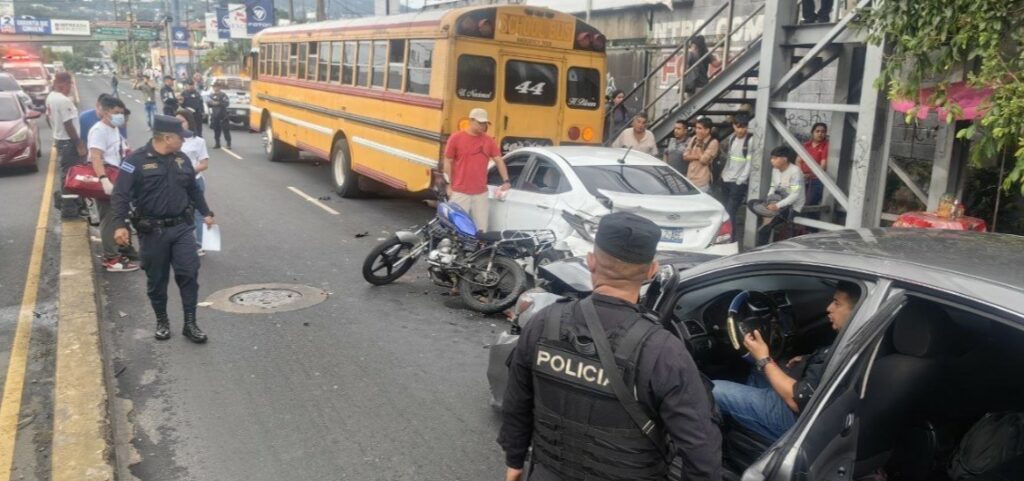 Conductor se estrella con dos motociclistas, un vehículo particular y un bus en San Salvador