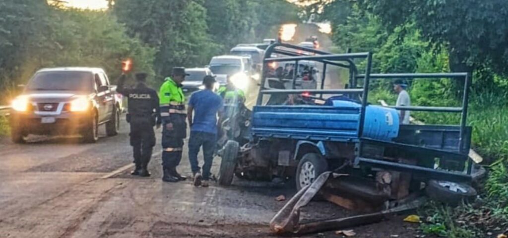 Cuatro personas lesionadas en aparatoso accidente de tránsito