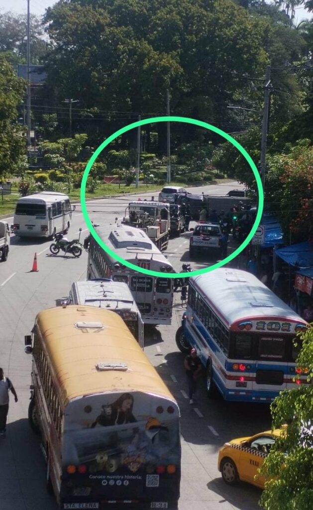 Múltiple accidente deja a dos personas lesionadas frente a Ceiba de Guadalupe