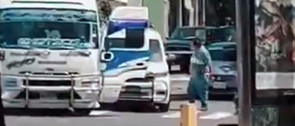 Conductores paralizan el tráfico y casi resuelven el problema de la peor manera