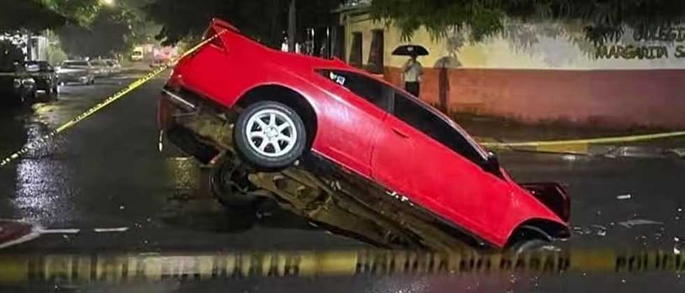 Vehículo cae en una cárcava en Altavista