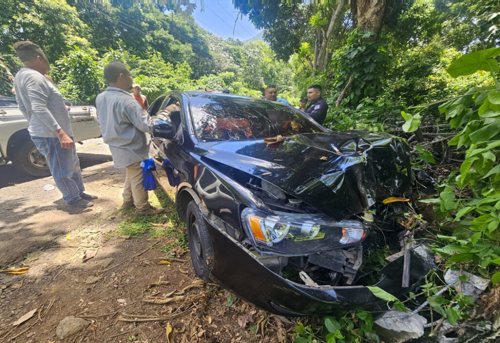 Distracción de conductor provoca grave accidente en Usulután