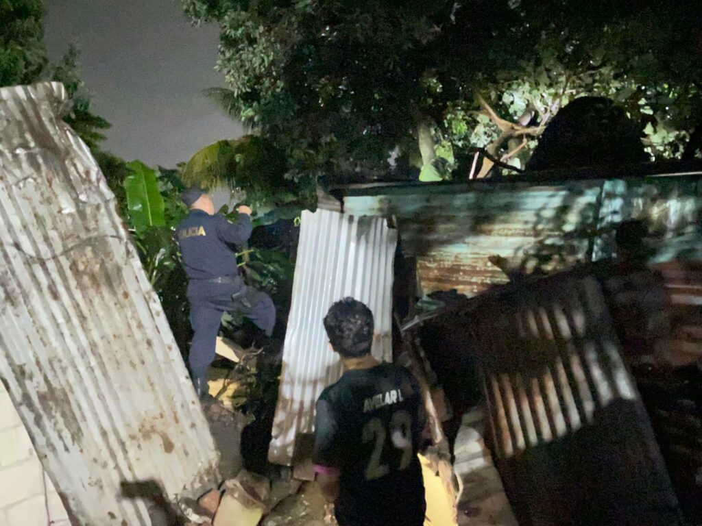 Remueven árbol de gran tamaño que cayó sobre clínica en Opico tras fuertes lluvias