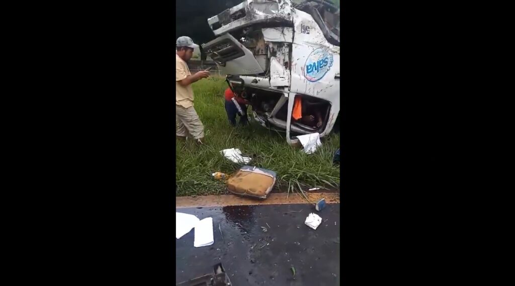 Conductor de camión queda atrapado entre los hierros luego de volcar en Ciudad Arce