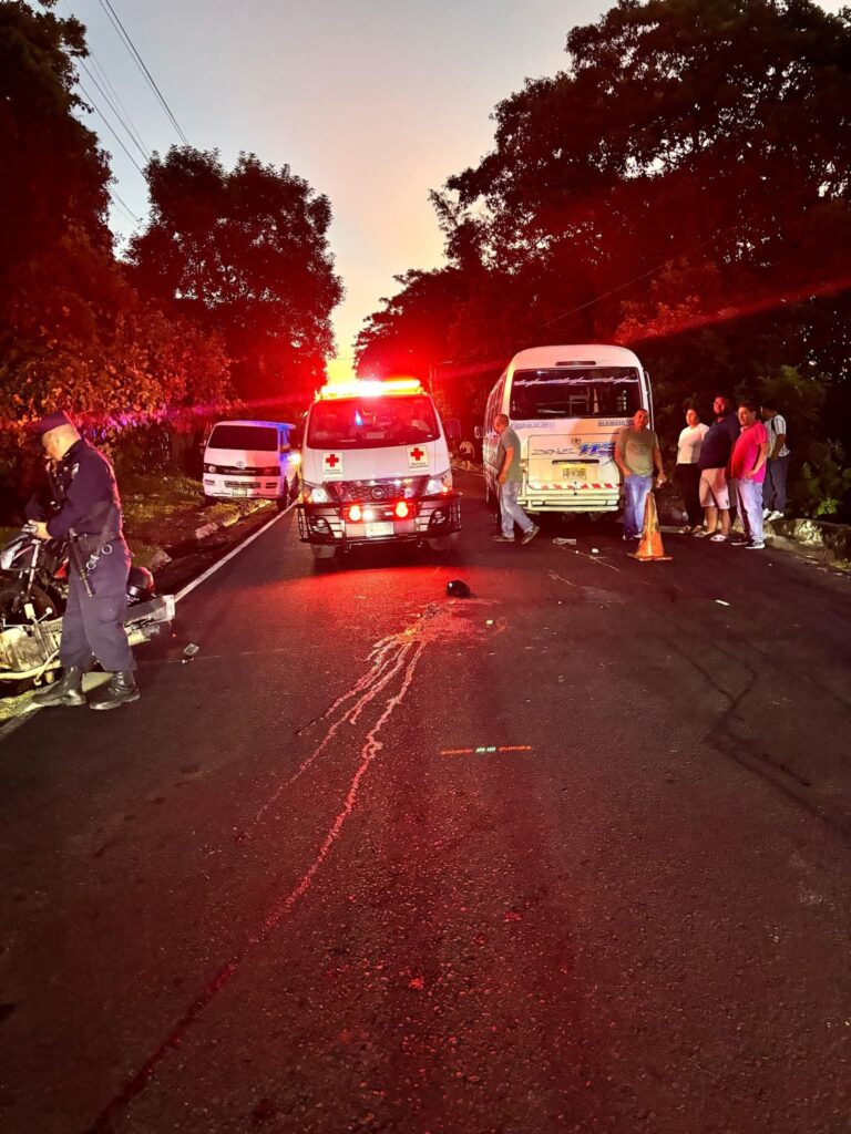 Dos personas quedan atrapadas bajo microbús al ser arrolladas en Cuscatlán
