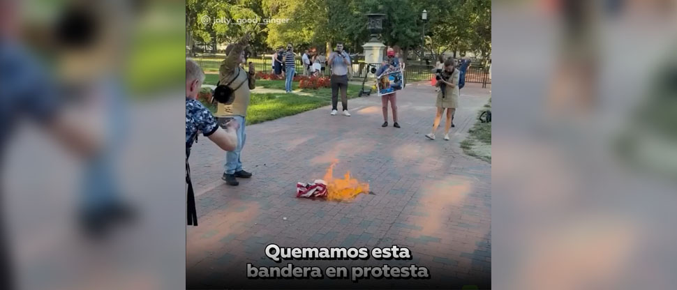 Detienen a hombre por quemar la bandera de los Estados Unidos frente a la Casa Blanca