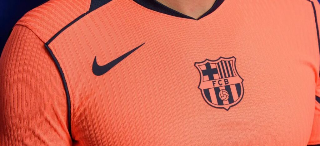 Barcelona presenta su tercer uniforme en homenaje al sextete de 2009