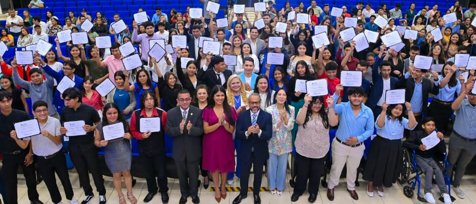 100 estudiantes de distintos puntos del país  reciben becas legislativas Dagoberto Gutiérrez