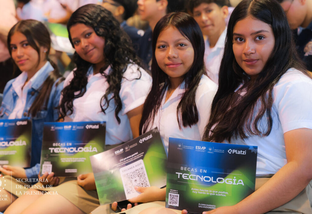 Entregan becas en tecnología a 300 estudiantes del Proceso Formativo