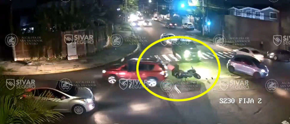 Cámaras de seguridad captan a conductor de motocicleta chocar con una camioneta