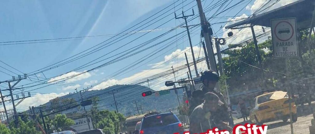 Biker ayuda a  ancianito a cruzarse la calle