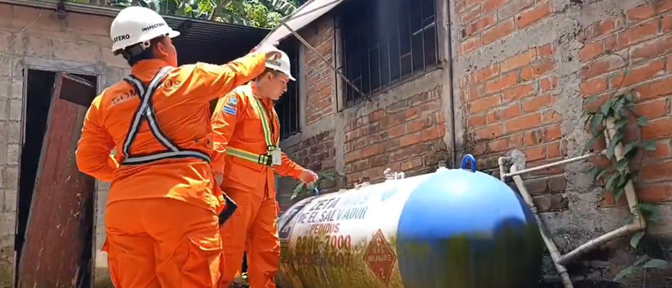 Bomberos inspeccionan restaurantes para garantizar seguridad a los turistas