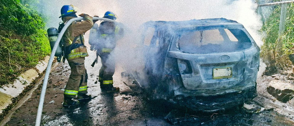 Bomberos sofocan incendio de un vehículo en Santa Ana