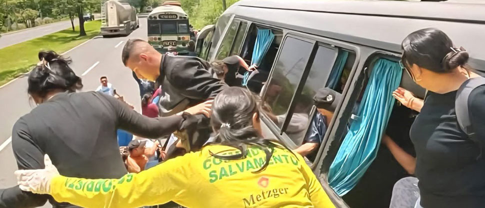 Por detenerse a orinar, autobús se hunde en la carretera hacia Santa Ana