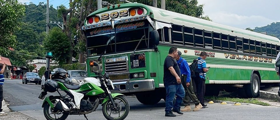Pasajeros viven momentos de tensión tras accidentarse autobús en carretera Los Chorros