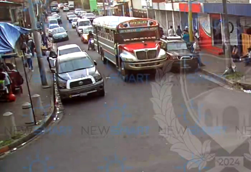 Busero hace viraje amplio y provoca daños en un vehículo estacionado en Santa Tecla