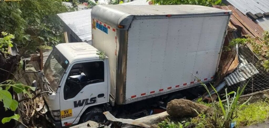 Camión se estrella contra una vivienda en Cuscatancingo