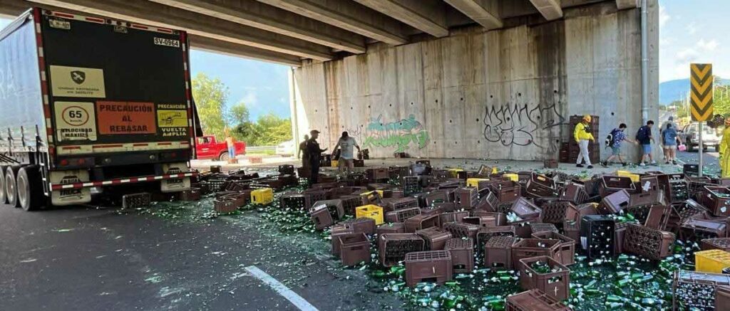 Camión que transportaba cervezas se accidenta en Sacacoyo